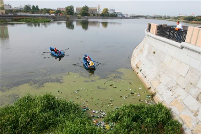 Более 4 тонн бытовых отходов, а также два паспорта и велосипед, подняли из реки Миасс участники экологической акции «Балтика» за чистоту».
