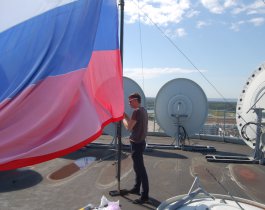 Флаг России над городом 