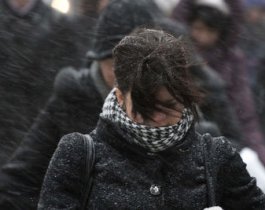 Жителям Челябинска пообещали первую снежную бурю и гололедицу на дорогах.