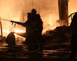 Пожарные продолжают тушить загоревшийся корпус «Рависа»