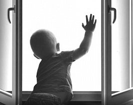 В Челябинске двухлетний мальчик выпал из окна на девятом этаже