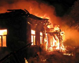 В Челябинске два человека стали жертвами пожара в садовом домике