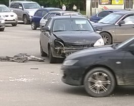 В столкновении двух машин на северо-западе Челябинска пострадал пешеход
