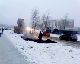 Во дворе элитного дома в Челябинске асфальт положили прямо на снег