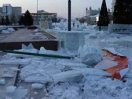 В центре Челябинска двое студентов угнали мусоровоз и разбили им ледяную горку