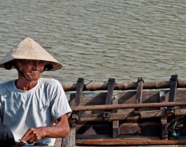 Вьетнамские рыбаки спасли двух туристов из России