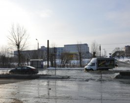  Из-за прорыва канализации на въезде в Челябинск образовалась пробка (Фото, Видео)