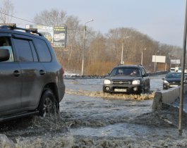  Из-за прорыва канализации на въезде в Челябинск образовалась пробка (Фото, Видео)