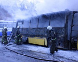 Три автобуса выгорели до остова в Челябинске
