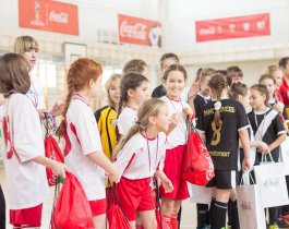 Юные футболистки команды ВИЗ (Екатеринбург) выиграли товарищеский Кубок Урала