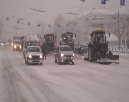 Снегоуборочную технику на дорогах сопровождают экипажи ДПС