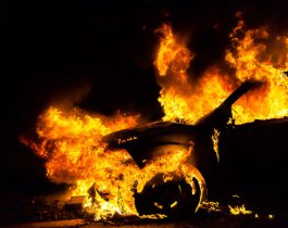 Ревнивец спалил автомобиль в кыштымском посёлке