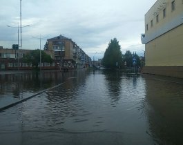 Огромная лужа затопила Копейск. (ФОТО)