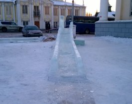 Мальчик, которого придавило глыбой льда на горке, умер в Челябинске