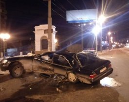 Разорвало пополам: в Челябинске водитель с признаками опьянения намотал «Мерседес» на столб