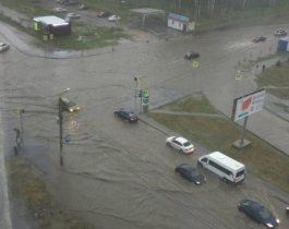 В Челябинске после ливня под воду ушли десятки улиц