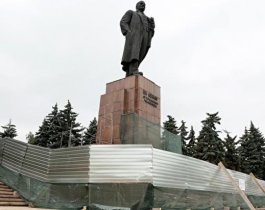 Памятник Ленина останется в строительных лесах на День города