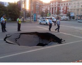 На проезжей части в центре Челябинска разверзлась огромная дыра